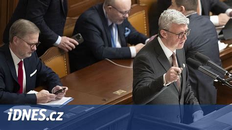Ilustrační foto pojišťovacího makléře při jednání s klientem