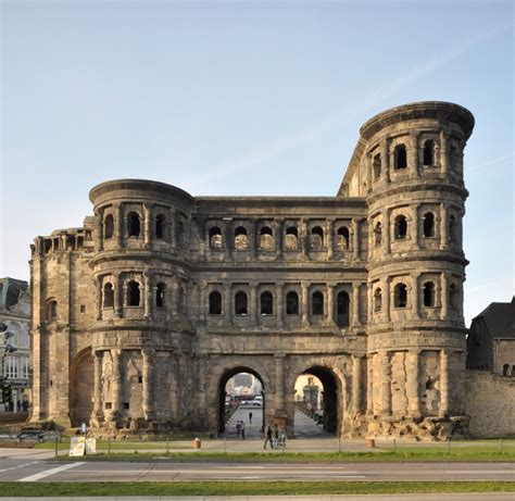 rekonstrukce Porta Nigra v původním římském vzhledu