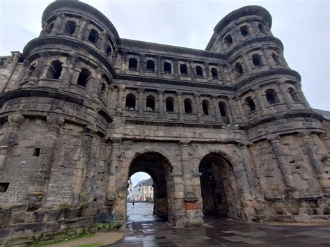 Porta Nigra dnes s moderními úpravami okolí