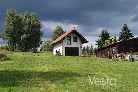 fotografie malebné krajiny s pozemkem vhodným pro výstavbu rodinného domu