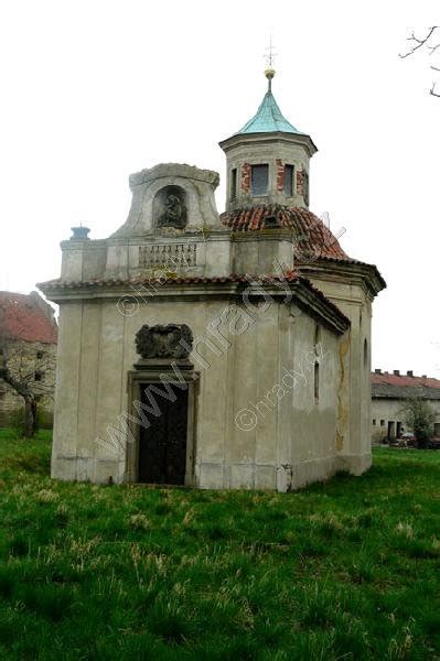 Architektonický snímek kostela sv. Jana Nepomuckého v Brodě nad Dyjí