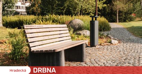 Fotografie revitalizovaného veřejného prostranství s novým mobiliářem a zelení.