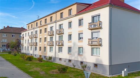 Detail architektonického členění fasády nárožního domu s rizality a věžicí