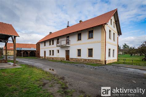 pohled na usedlost s obytným domem, galerií a stodolou
