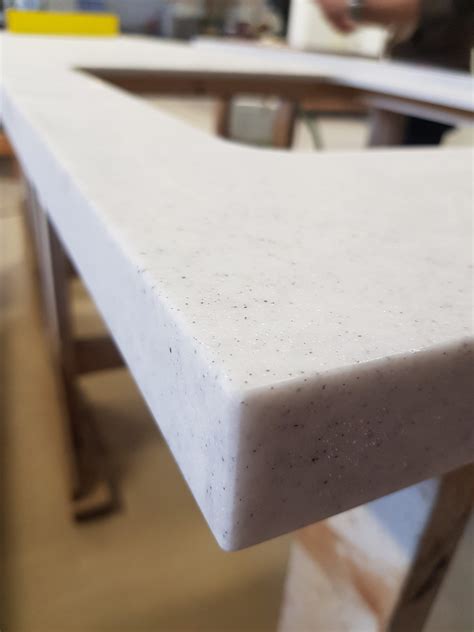 přehled různých materiálů pracovních desek pro kuchyně