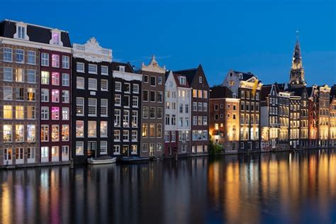 Panorama Amsterdamu s kanály a historickými budovami