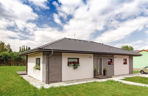 Fasáda bungalovu s kamenným obkladem a velkými okny