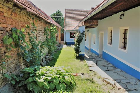 dvorek s přidruženými stavbami