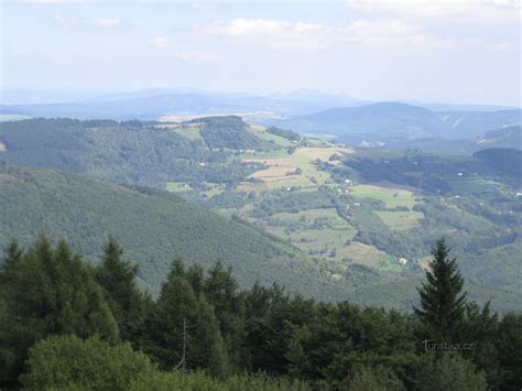 panoramatický výhled na obec Lopeník a okolní kopce Bílých Karpat