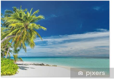 panoramatický pohled na pláž Belle Mare s bílým pískem a tyrkysovým mořem