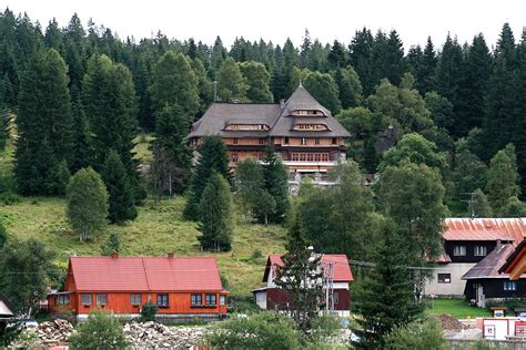 Pohled na moderní chatu v první řadě u pláže v Lakeside Resortu Slapy.