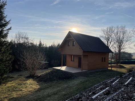 fotografie rekreační chaty s podkrovím a oploceným pozemkem