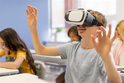 Ilustrace využití VR brýlí ve vzdělávání