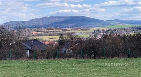 okolní krajina Medlešic s výhledem na zástavbu