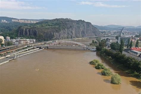 Panoramatický pohled na Ústí nad Labem s řekou Labem a okolními kopci
