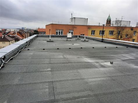 Detailní záběr na kontrolu stavu střechy domu expertem