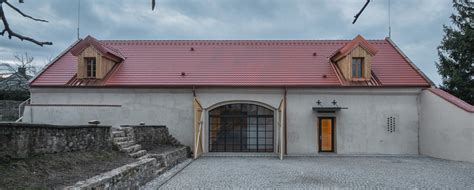 fotografie prodávaného domu v Libotově s popisem (zahrada, stodola, garáž)