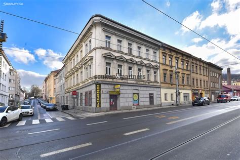 půdorys obchodního prostoru s výlohami a rozdělením na podlaží