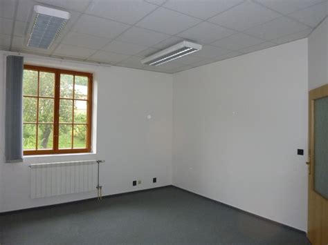 Různé typy nebytových prostor k pronájmu v Plzni: kanceláře, obchody, sklady.