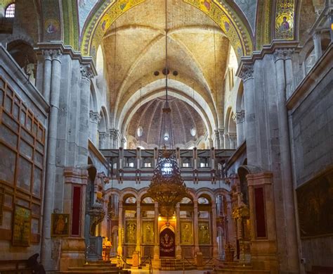 Architektonický plán Chrámu Božího hrobu s vyznačením jednotlivých částí