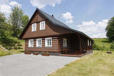 Ilustrační foto moderního domu s dřevěným obložením a cihlovou konstrukcí