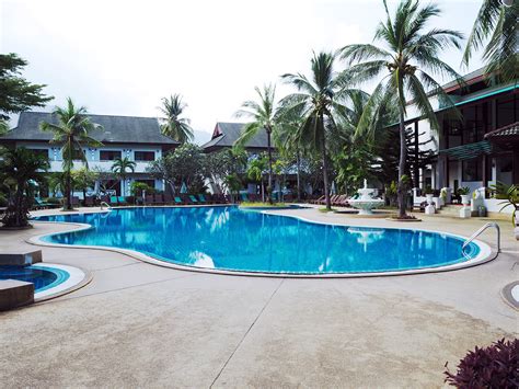 Bazén a plážová oblast hotelu First Bungalow Beach Resort