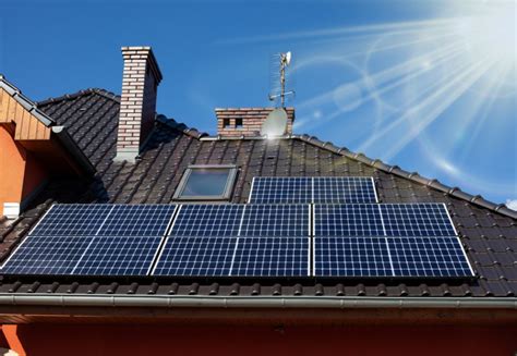 Fotovoltaické panely na střeše moderního domu