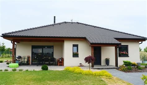 Ukázka oblíbeného rodinného domu s velkým obývacím pokojem a krytou terasou