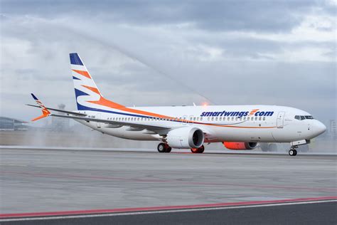 Grafické znázornění počtu zrušených a nových objednávek letadel Boeing 737 MAX.
