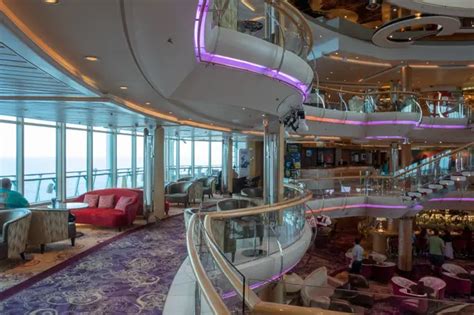 Interiér luxusní výletní lodi připomíná pětihvězdičkový hotel na vlnách