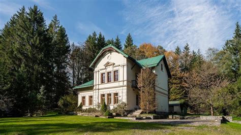 Fotografie rodinného domu ve stylu hájovny u lesa