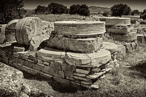archeologické naleziště Héraion na Samu s jedním dochovaným sloupem