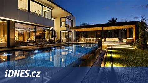 exteriér luxusní vily Andreje Babiše v Průhonicích s oplocením a zelení