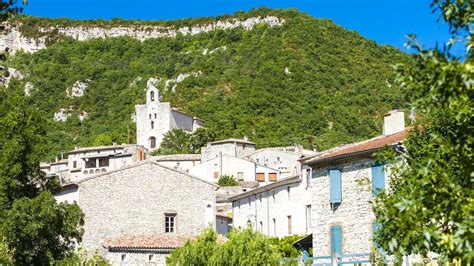 pohled na malebnou obec Mougins na jihu Francie