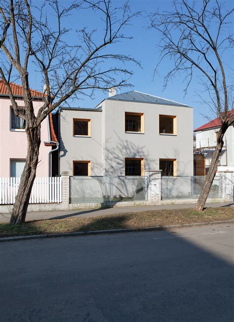 Zateplený bytový dům ve Strašnicích s historickou omítkou