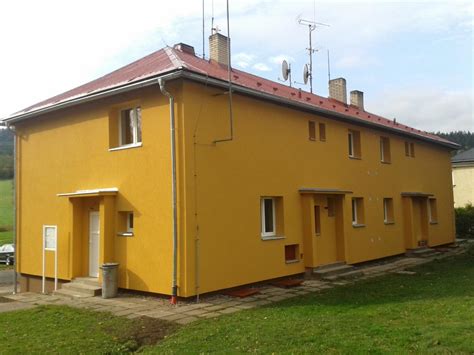 Obecní úřad v Radvanicích s novou fasádou a okny