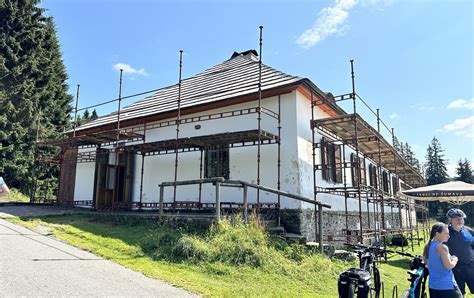 fotografie zrekonstruované střechy hájovny Březník