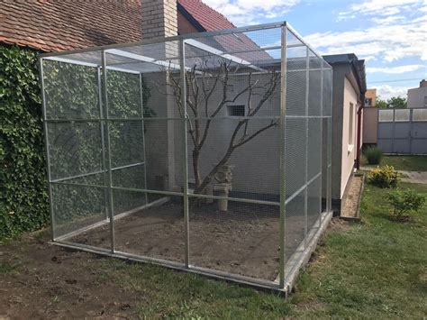 Ukázka domácí voliery pro fretky s různými úrovněmi a průlezy