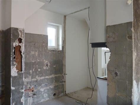 Ilustrační foto bytu v průběhu rekonstrukce s viditelnými stavebními materiály
