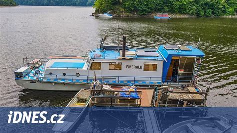 moderní hausbót na řece Labi s výhledem na jezero