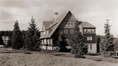 Fotografie původní chaty Smědavy v Jizerských horách z roku 1935