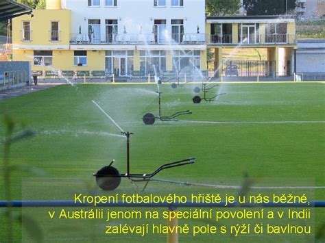 fotografie modernizovaného fotbalového hřiště v Úročnici