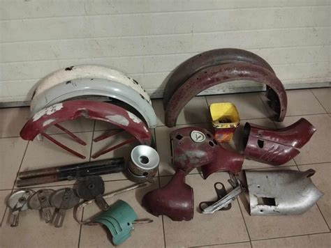 Díly motocyklu Jawa Pařez před renovací