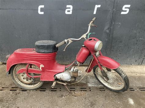 Detailní záběr na sestavený motocykl Jawa Pařez
