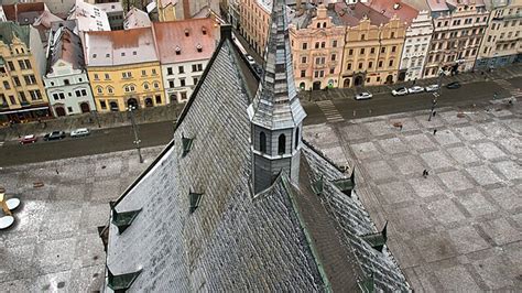 Detailní pohled na poškozenou břidlicovou krytinu střechy katedrály