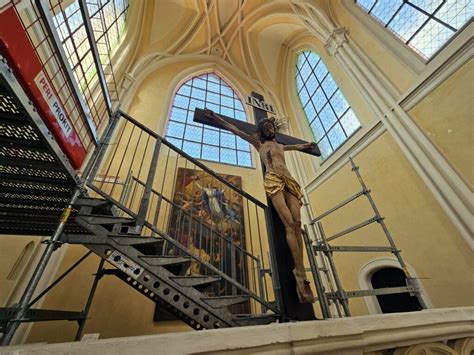 Interiér katedrály po rekonstrukci s novým osvětlením a vytápěnými lavicemi