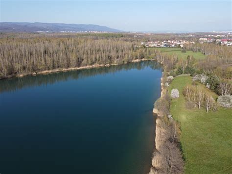 Panoramatický pohled na jezero Barbora po rekultivaci.