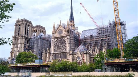 Detail krovu katedrály Notre Dame po rekonstrukci.