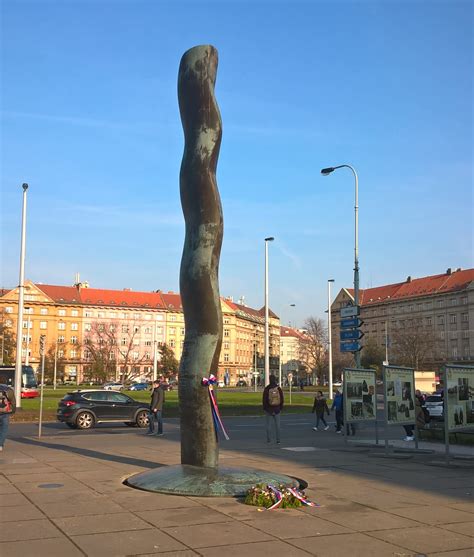 Zdevastovaný památník padlým před rekonstrukcí