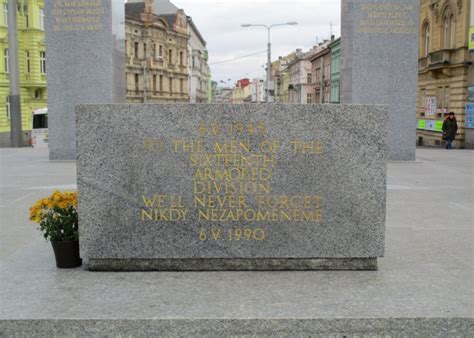 Detail památníku s vyzlacenými nápisy po renovaci